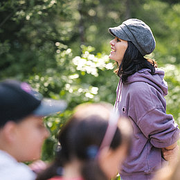 Birgit Löffler spricht mit einer Gruppe von Kindern im Freien © Maria Knoll
