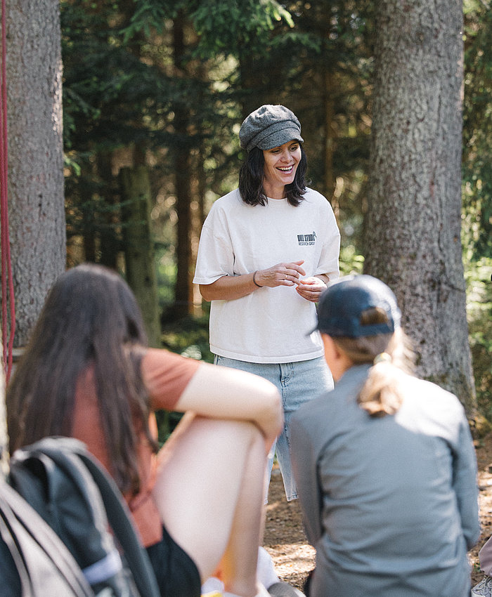 Birgit Löffler im Gespräch mit Kindern während eines Workshops im Wald © Maria Knoll