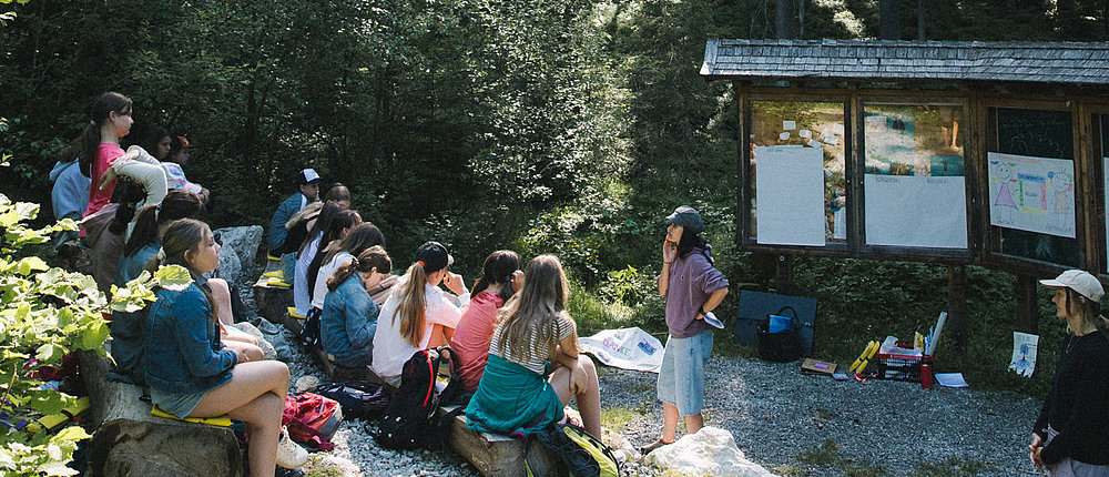 Kinder und Jugendliche bei einem gemeinsamen Workshop in der Natur © Maria Knoll