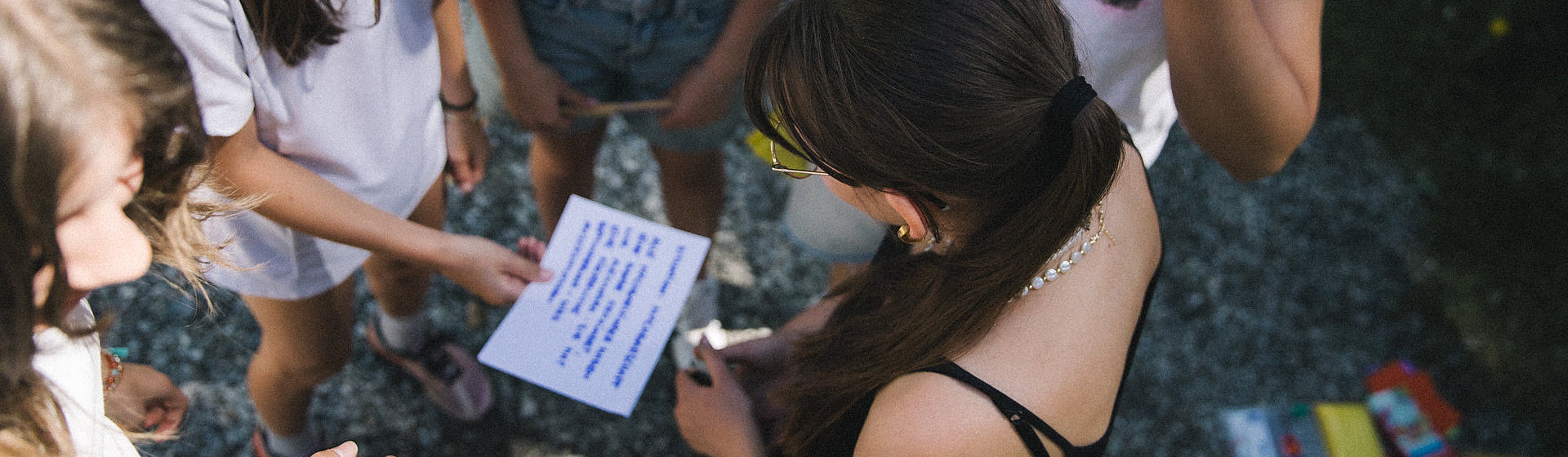 Kinder arbeiten bei einem Workshop gemeinsam an einer Aufgabe © Maria Knoll